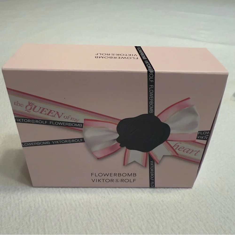 Viktor & Rolf Flowerbomb Flower BombTravel Set - Lotion Body Balm - Picture 4 of 9